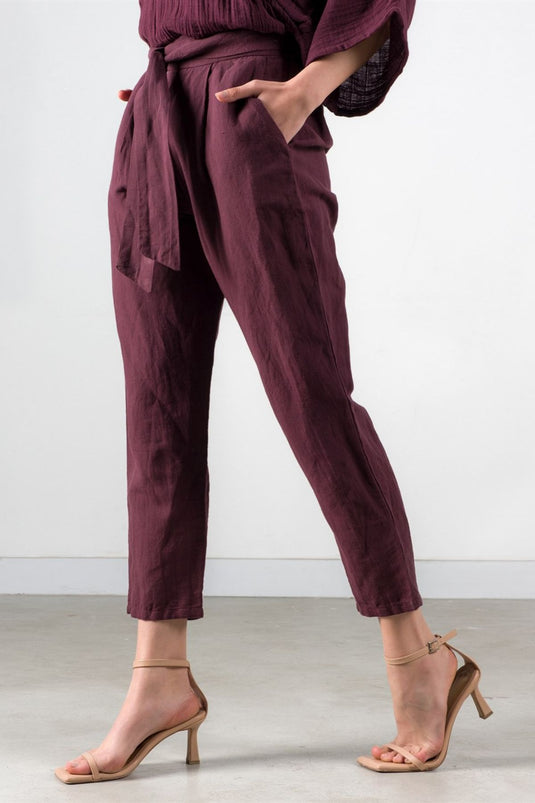 Льняные брюки с поясом винного цвета