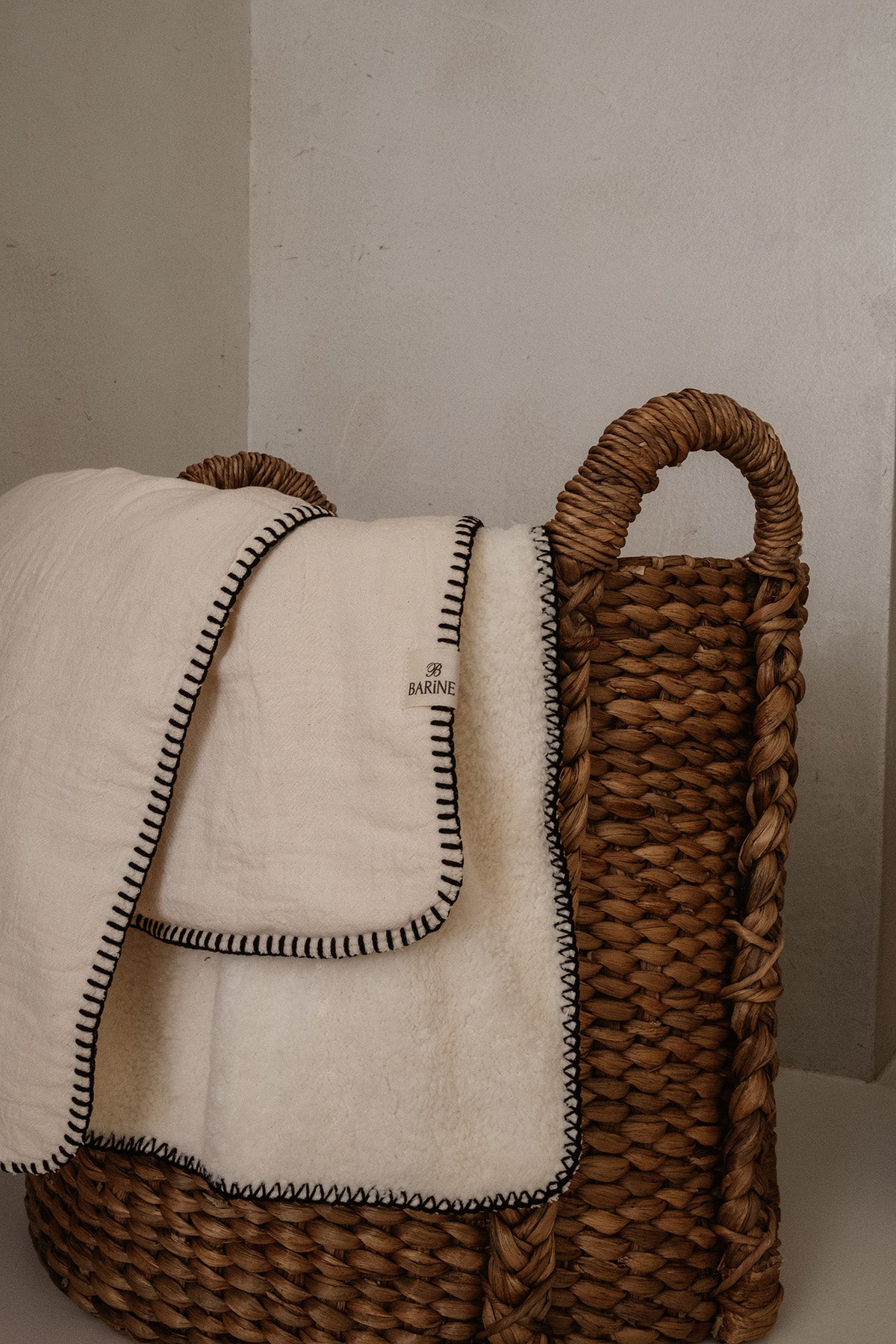 Cozy Dekoratif Dikişli Arkası Peluşlu Koltuk Şalı Battaniye Krem