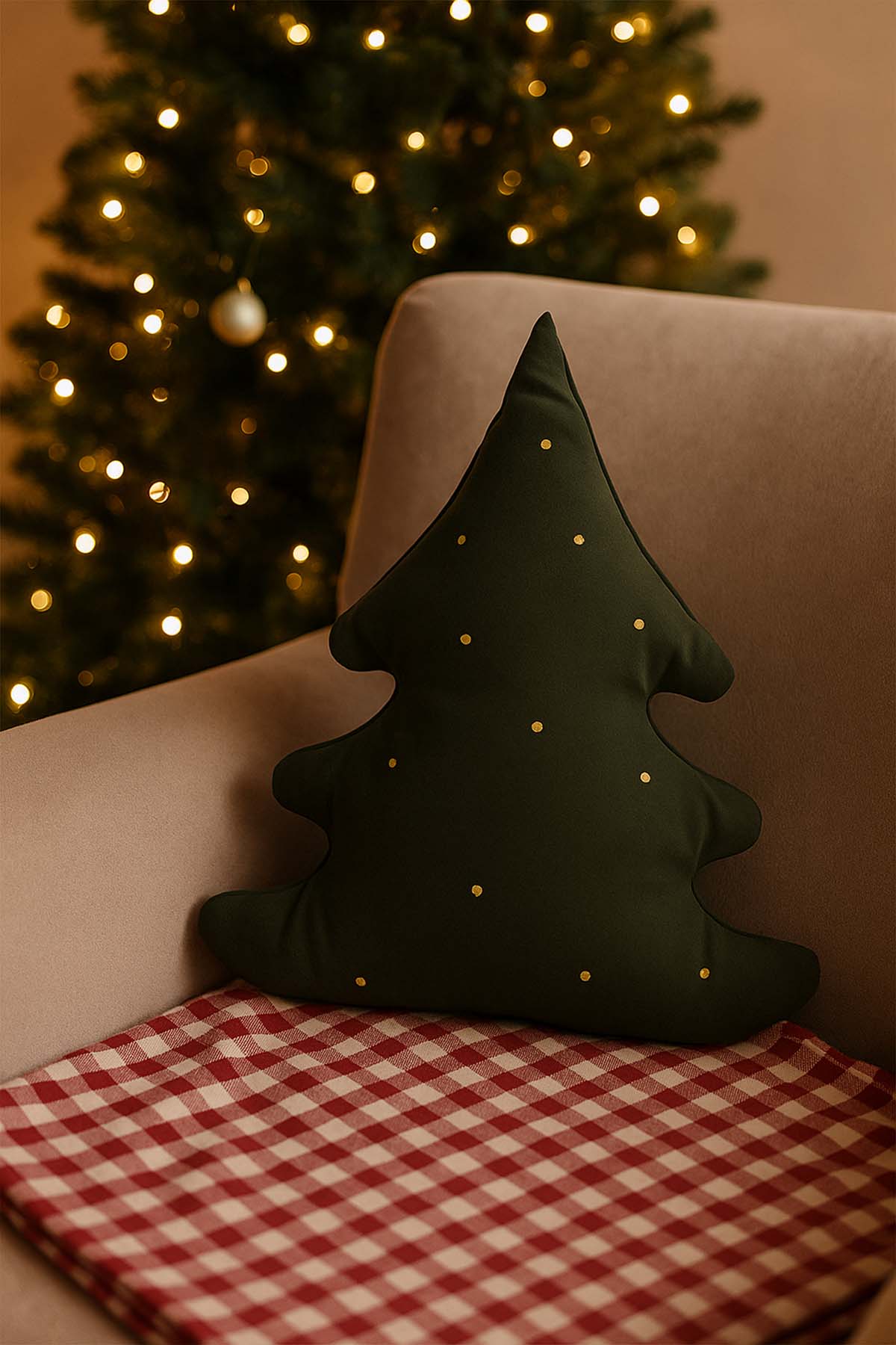 Çam Ağacı Şeklinde Nakışlı Kırlent