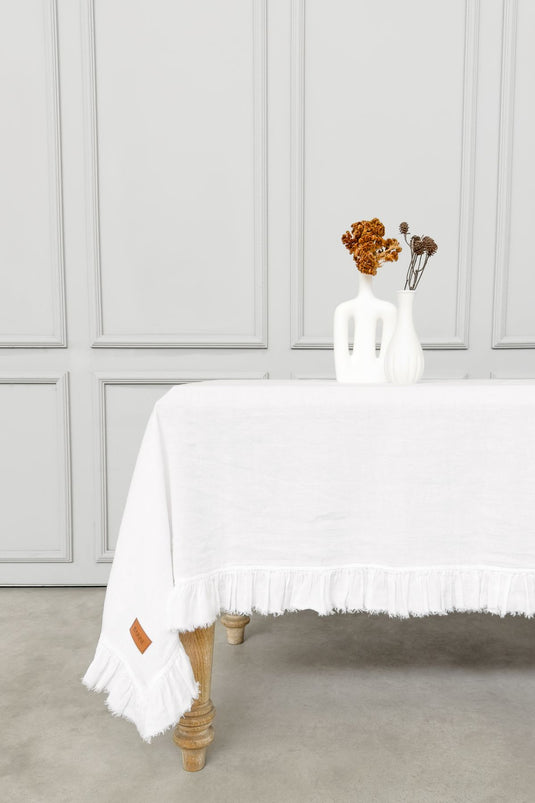 مفرش طاولة كتان مزركش باللون الأبيض