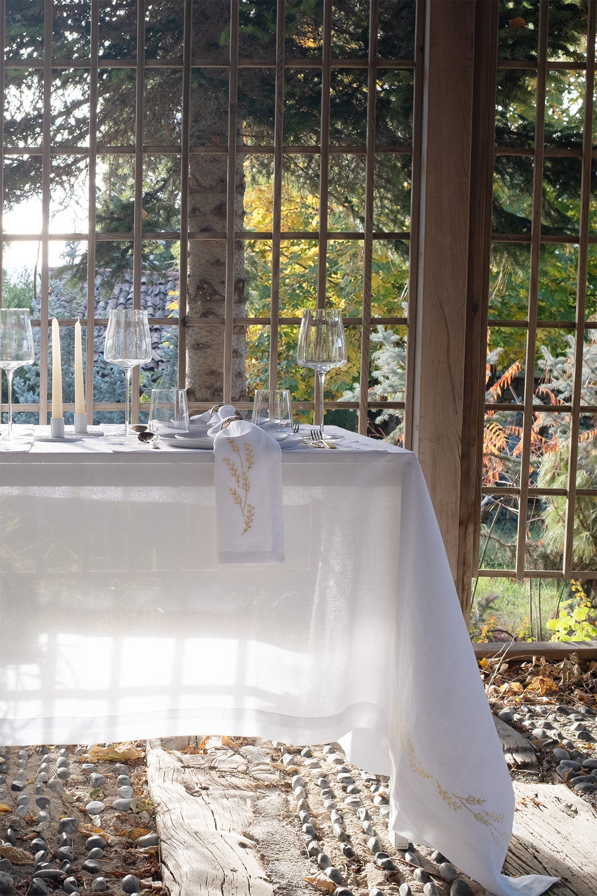 Yaprak Nakışlı Keten Masa Örtüsü