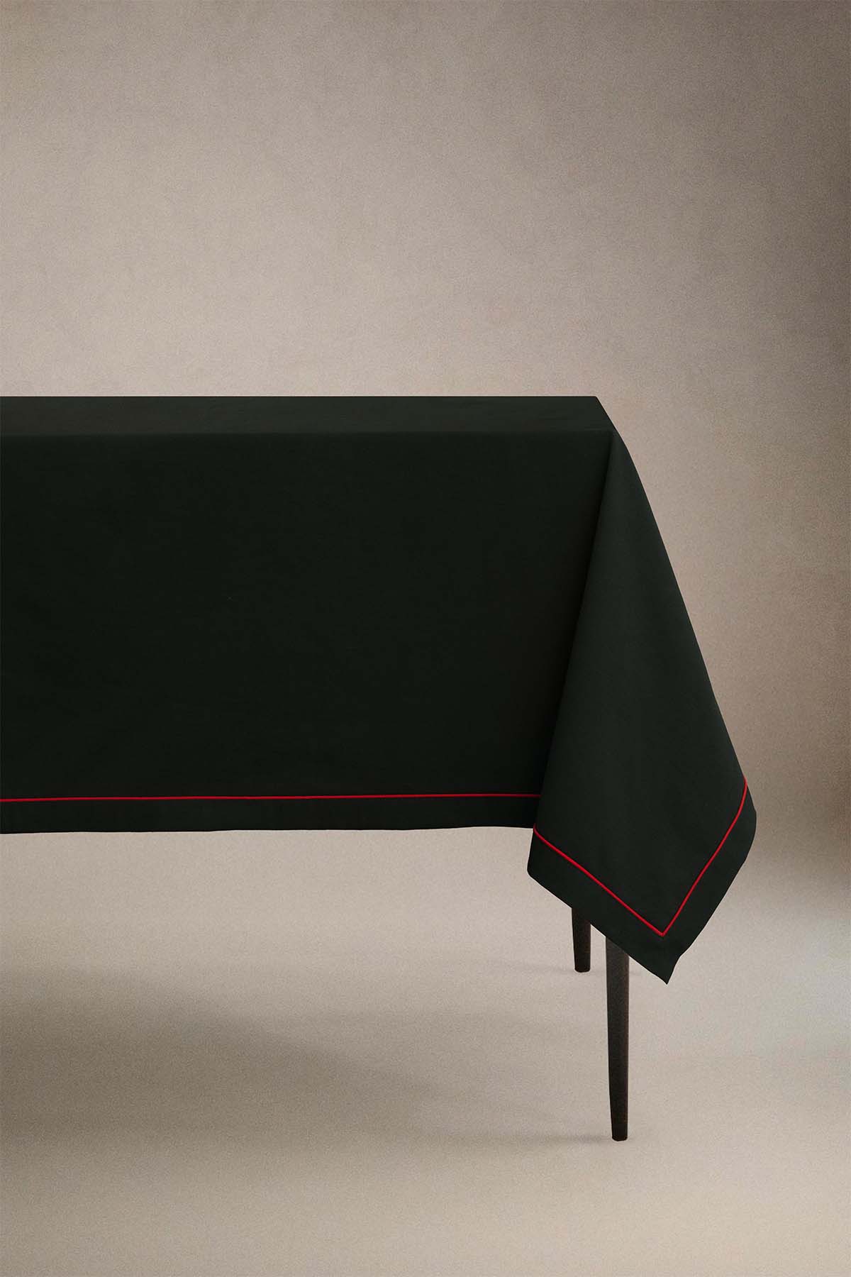 Dekoratif Biyeli Corduroy Kumaştan Masa Örtüsü