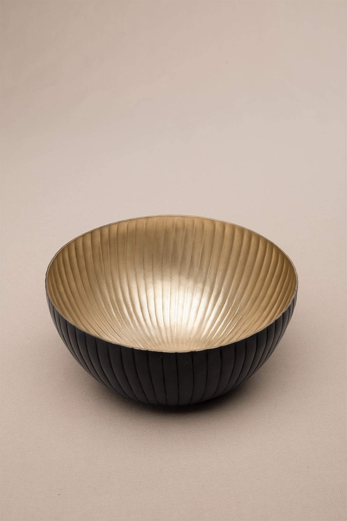 İçi Altın Renginde Dışı Antik Görünümlü Pirinç Dekoratif Obje Siyah-Gold 19x10 cm