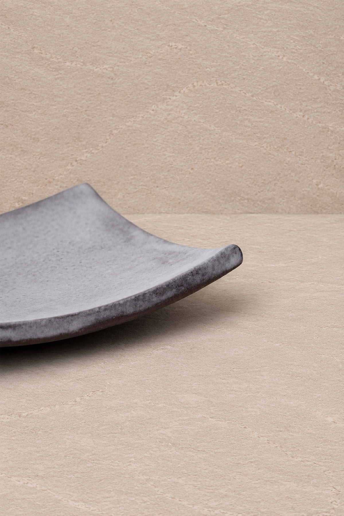 Asian Dining Kenarları Kıvrık Stoneware Kare Tabak 17 cm