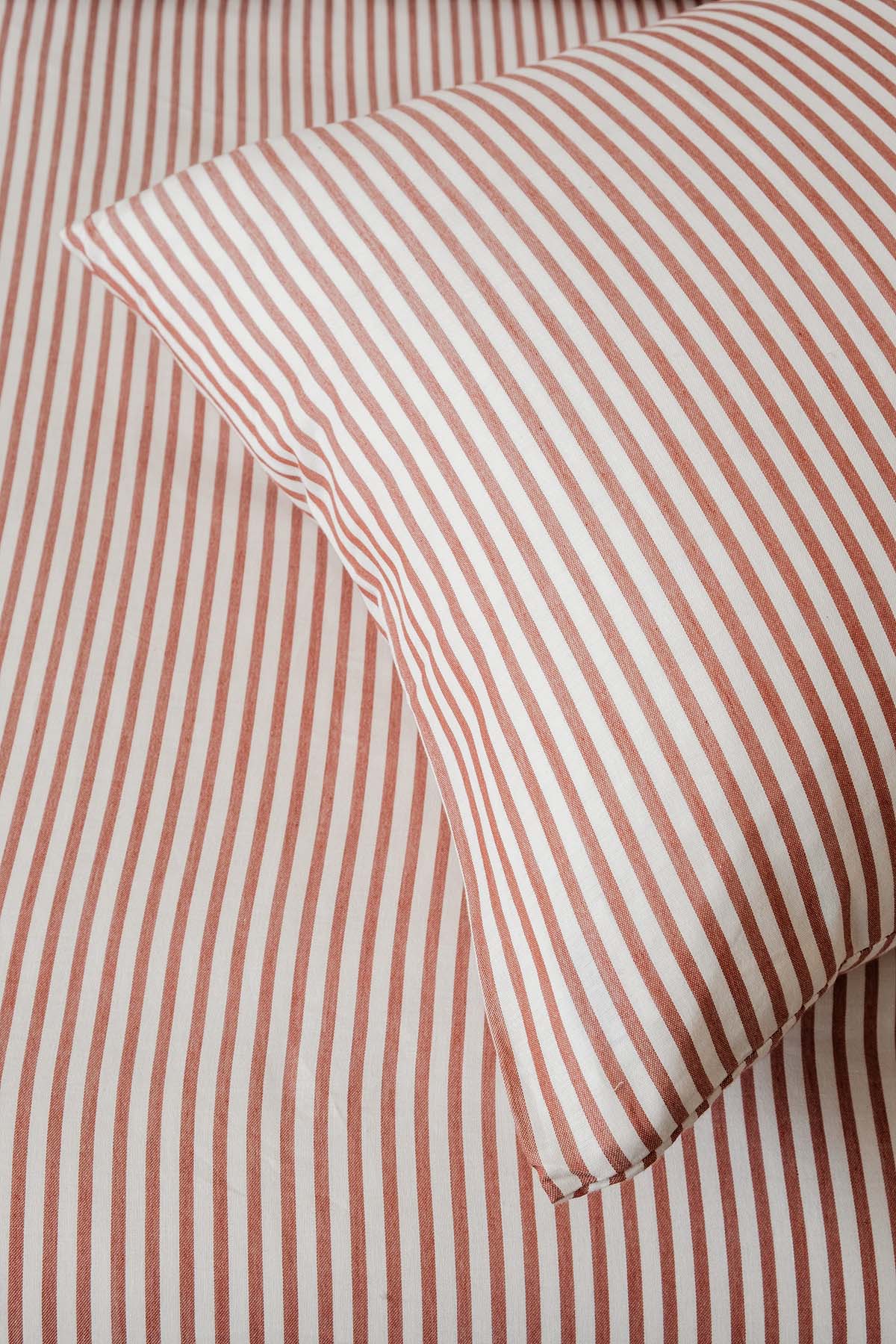 İnce Çizgili Saten Yastık Kılıfı 2'li Set Kızıl Toprak