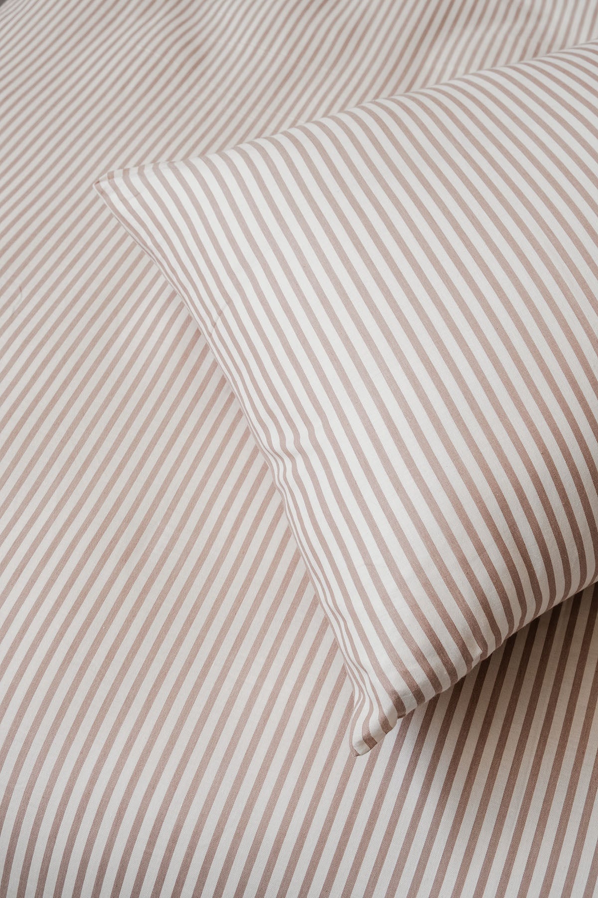 İnce Çizgili Saten Yastık Kılıfı 2'li Set Kızıl Kahve