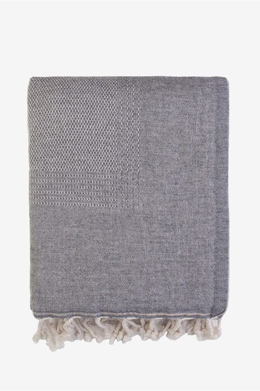 Sofaüberwurf aus hellbrauner Wolle in Grau